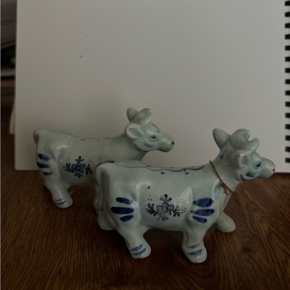 Vintage porcelain cow salt & pepper shakers